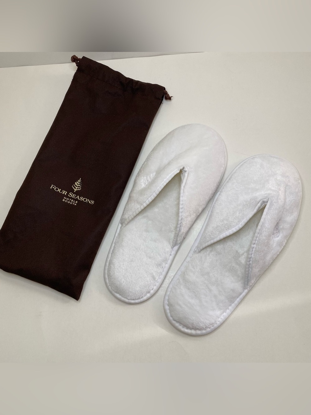 NEW Four Seasons Hotel Slippers with Dust Bag - Size M